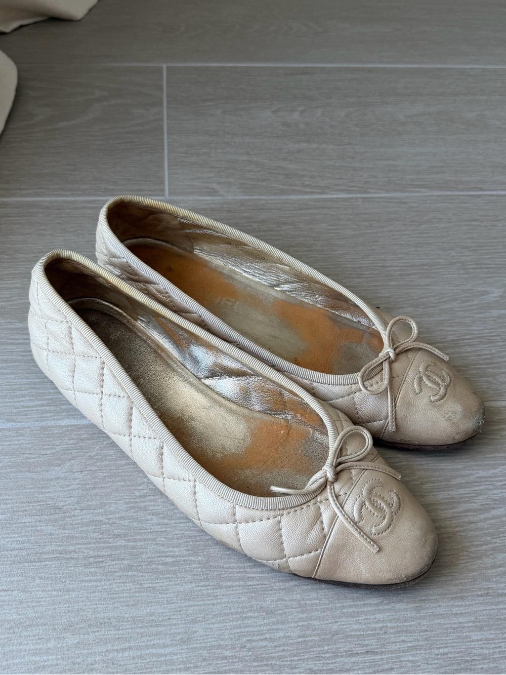 CHANEL Cream Quilted Leather Ballet Flats with CC Logo - Picture 2 of 4